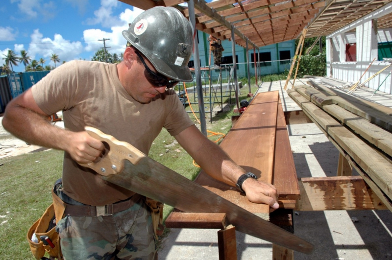 charpentier-ST AUBAN-min_worker_construction_building_carpenter_male_job_build_helmet-893290